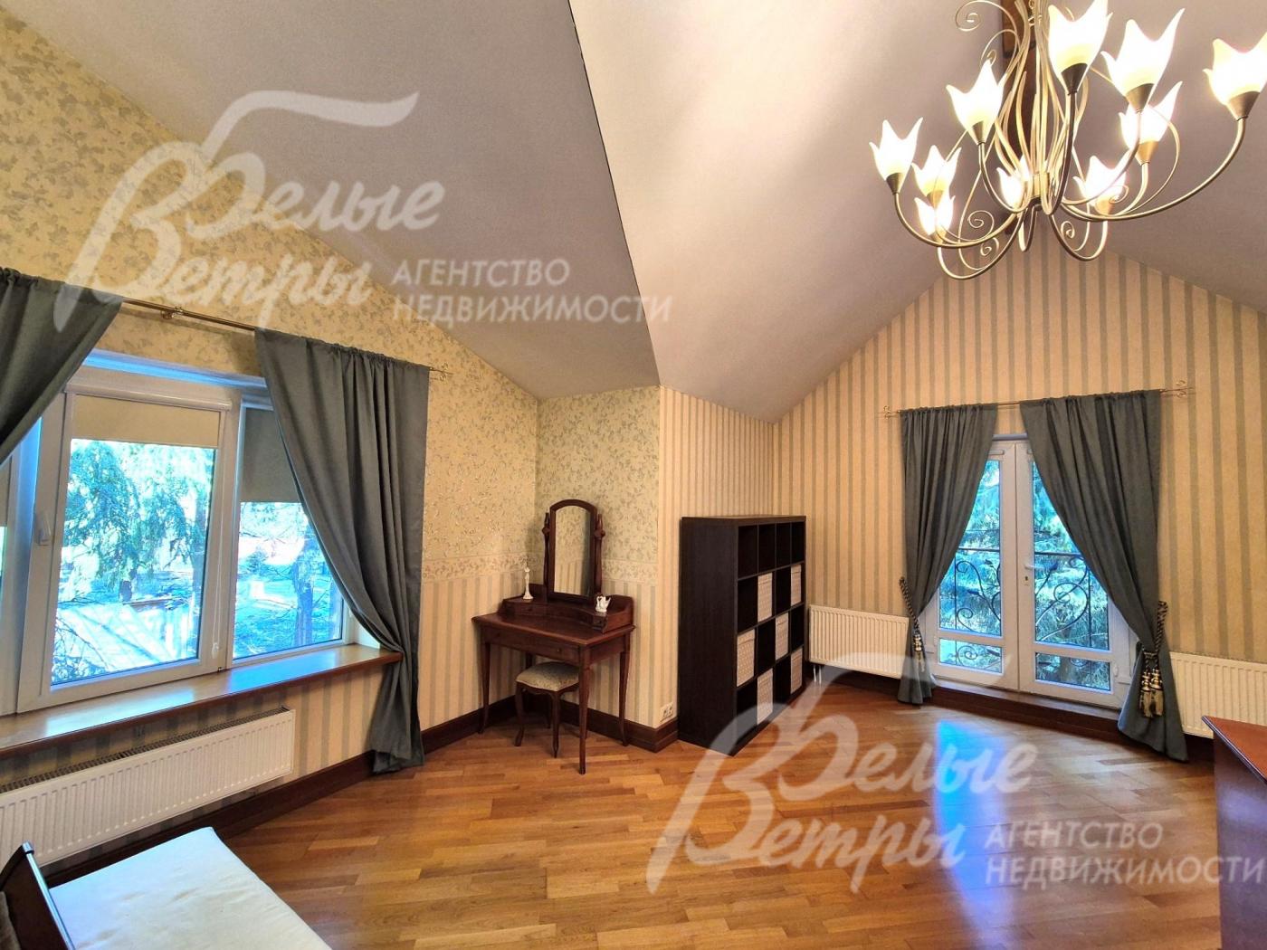 Французский балкон в главной спальне