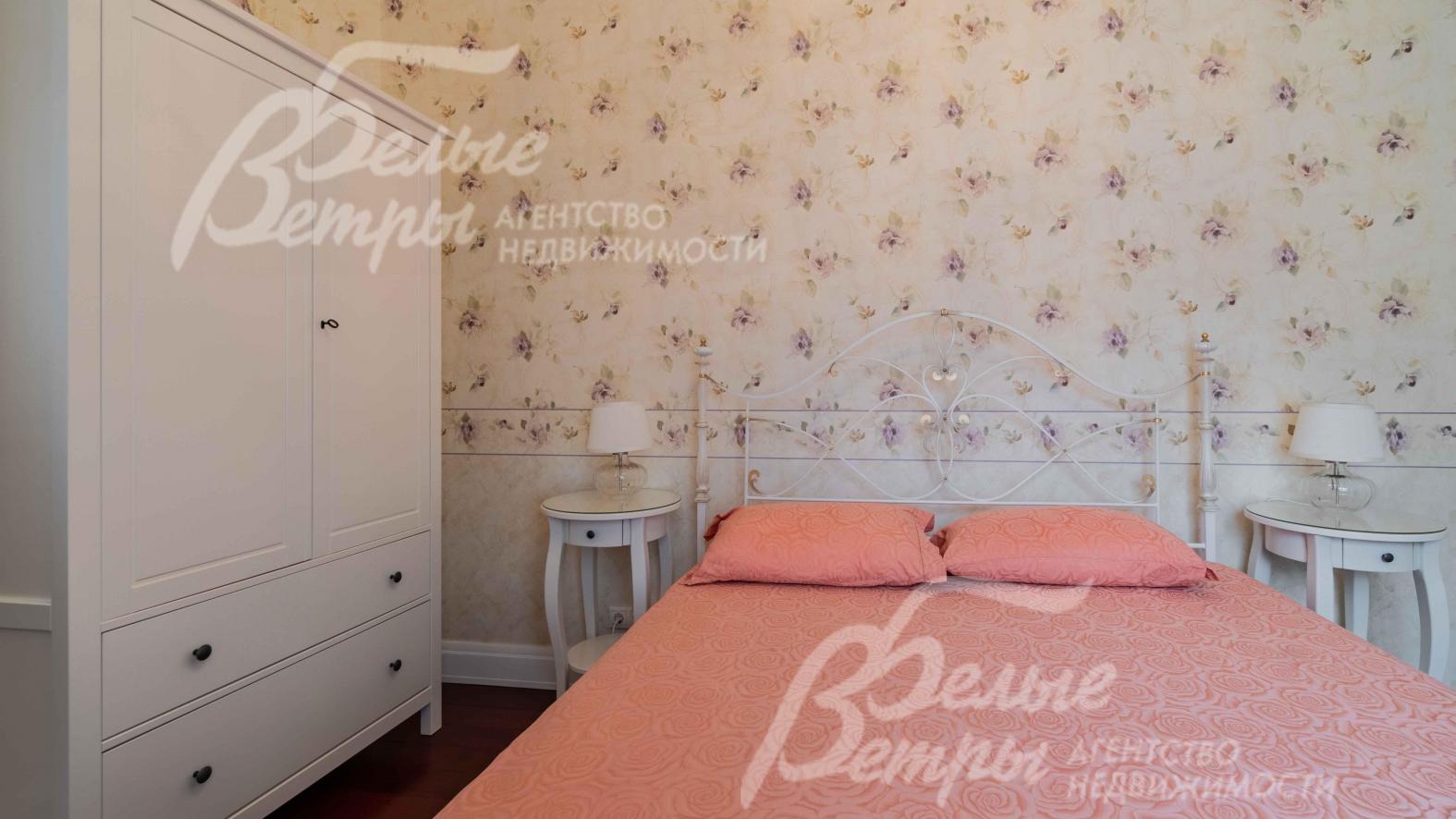 В каждой спальне гарнитур