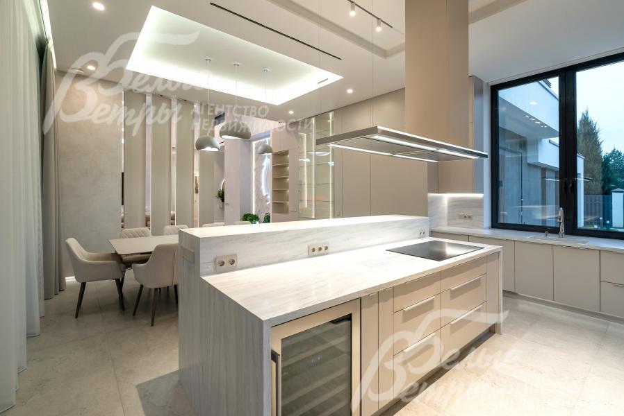 Кухня выполнена по индивидуальному дизайн-проекту без подвесных шкафов, с функциональным островом, установлена обеденная группа