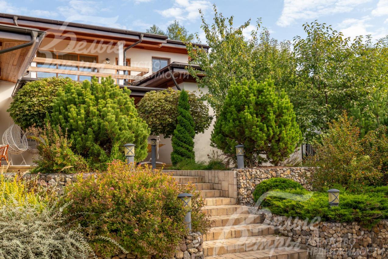 Террасные уступы созданы с использованием габионов, наполненных натуральным природным камнем