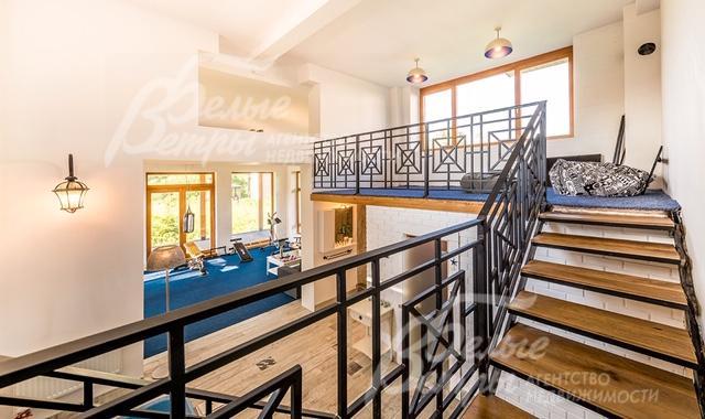 Лестница на металлическом каркасе со деревянными ступенями и металлическим ограждением