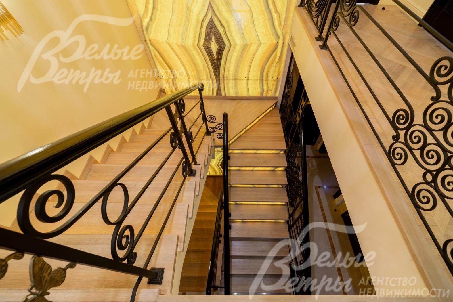 Подступенки лестницы также отделаны ониксом с эффектной подсветкой