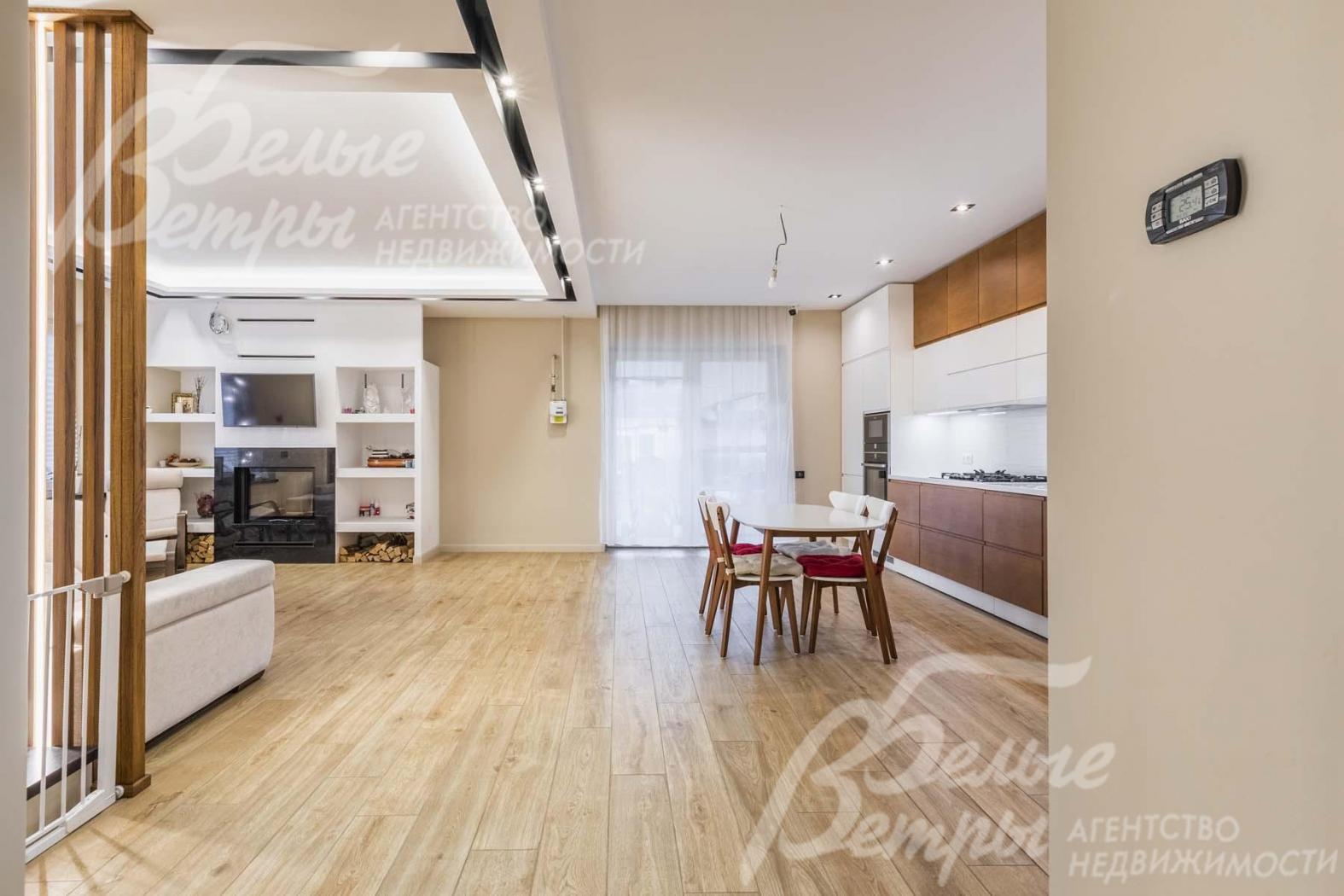 Выполнена современная стильная отделка из импортных дорогостоящих материалов