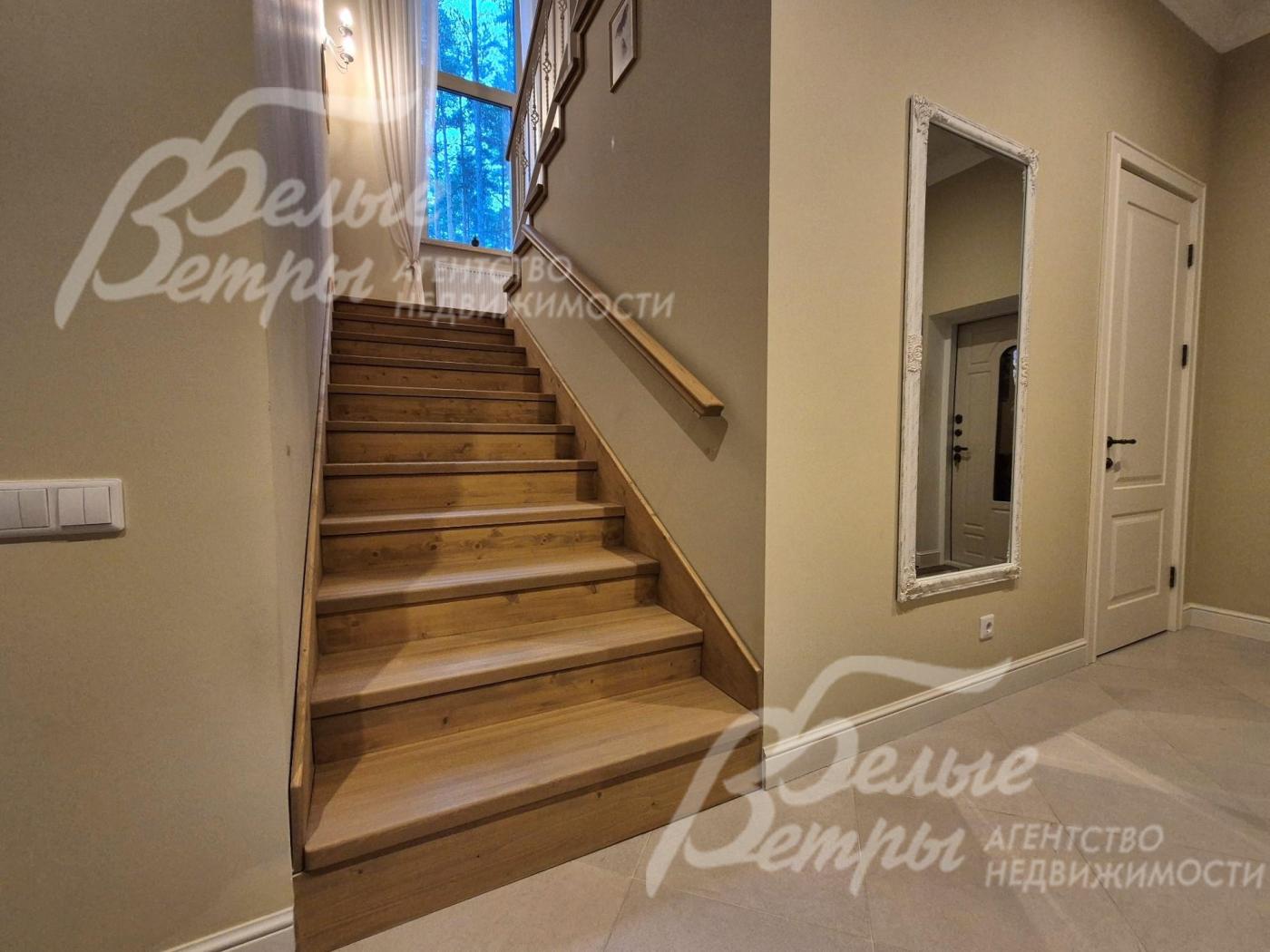 Лестничный марш из массива лиственницы