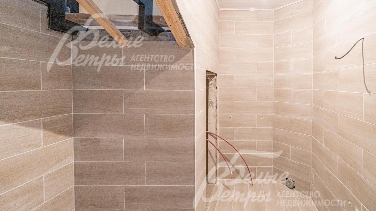 На стенах в санузлах плитка