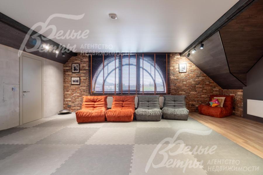 Комната - с креслами и с собственным санузлом (слева)