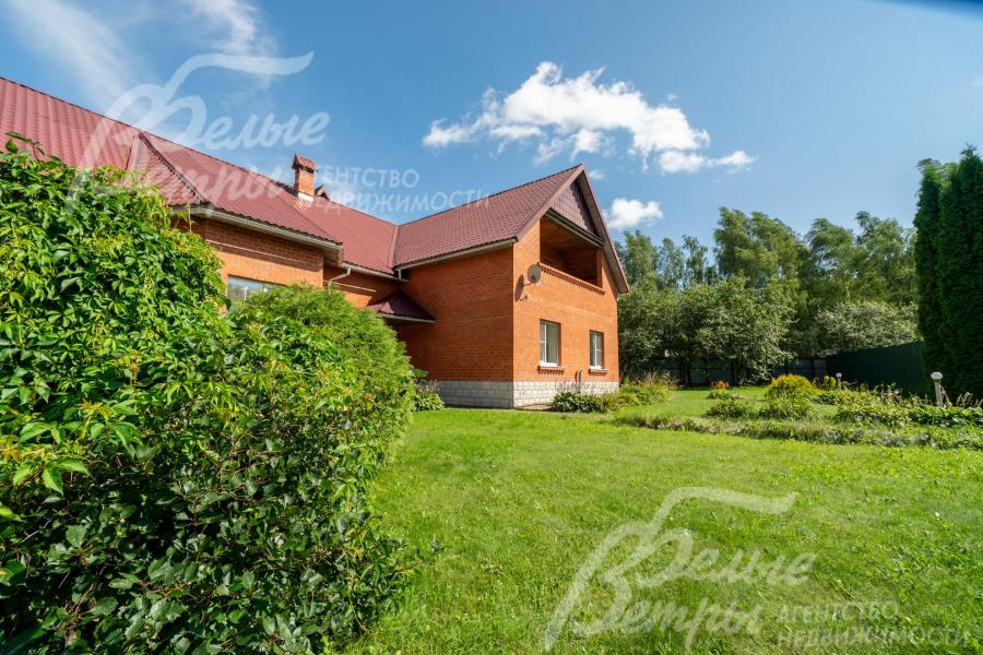 Облицован кирпичом, цоколь - натуральным камнем