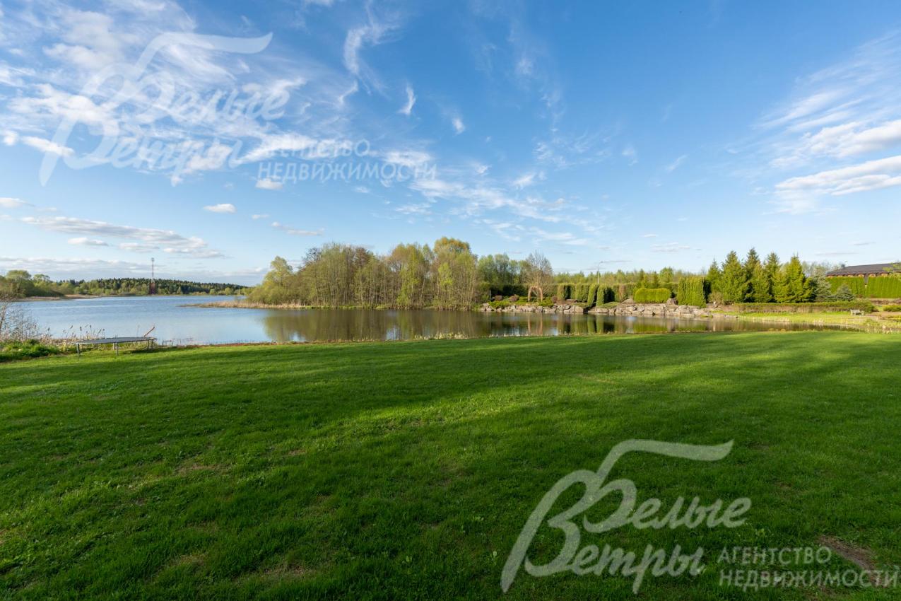 Участок своей широкой стороной расположен вдоль озера. Своя береговая линия. Виды в две стороны - потрясающие!