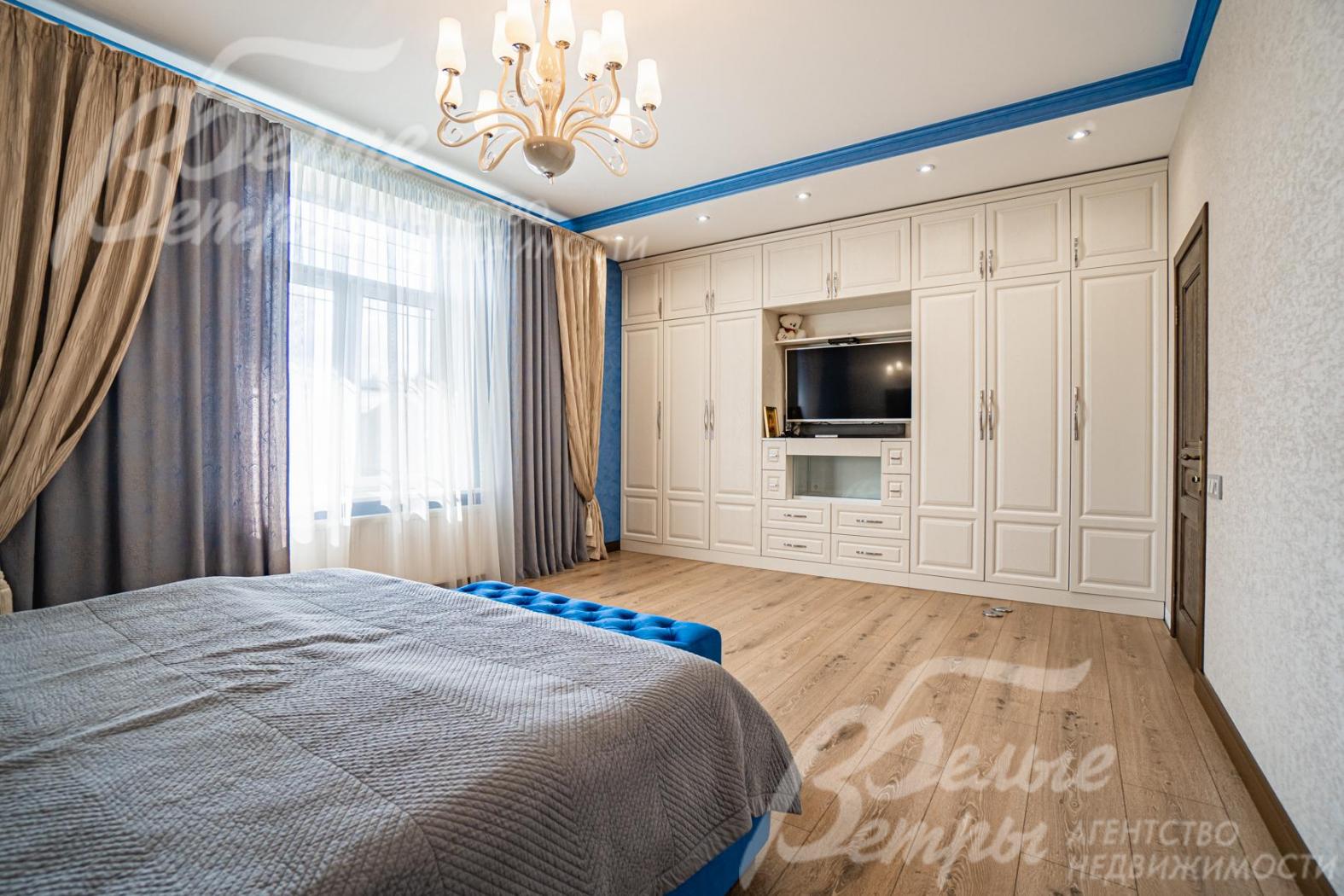 В спальне большой шкаф