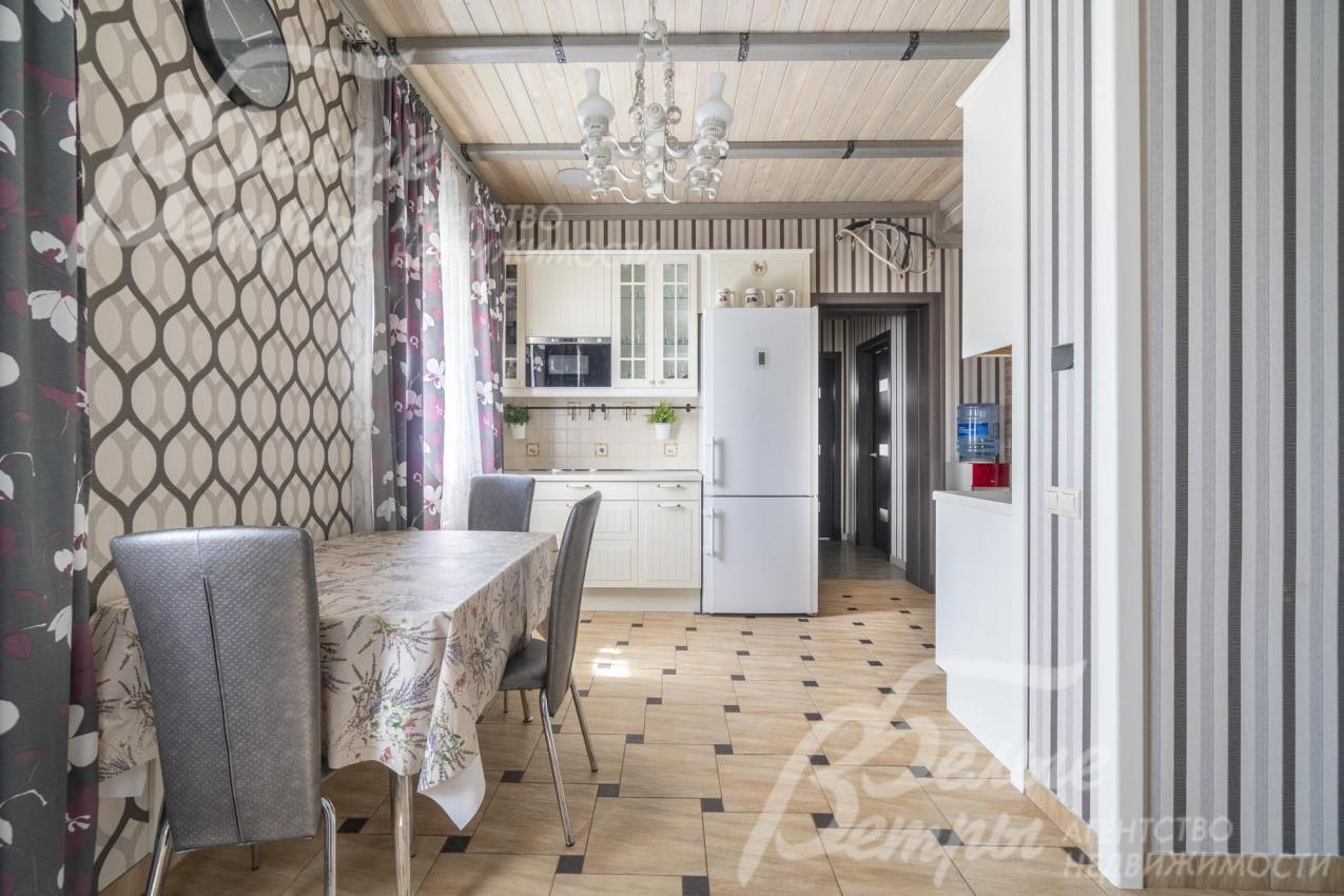 Кухня на втором этаже гостевого дома с обеденной группой