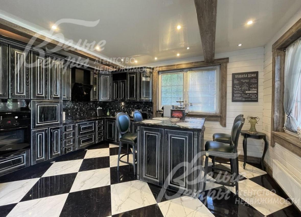 Кухня с барным столом. Из кухни выход на крытую веранду.