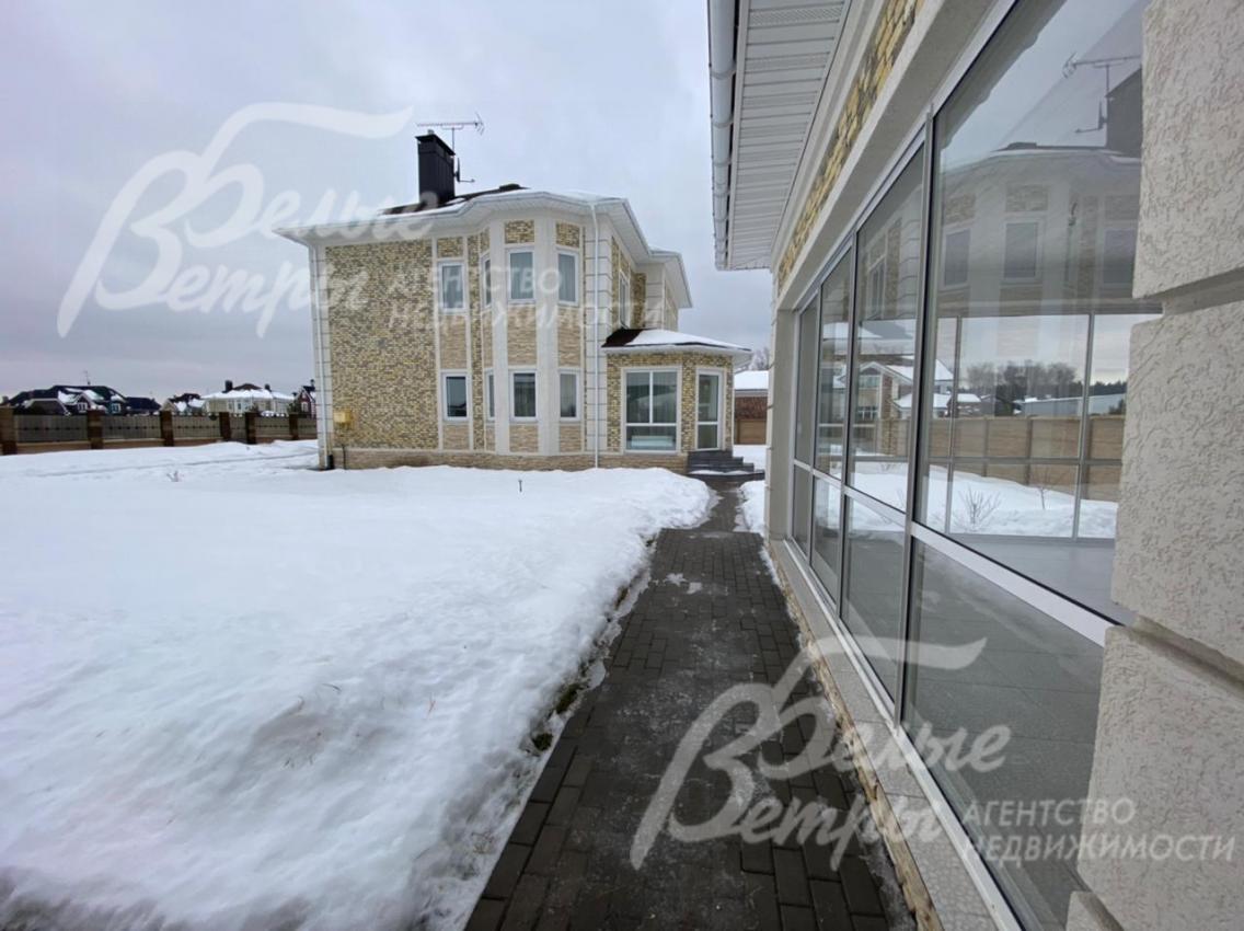 Отмостка и дорожки вымощены брусчаткой