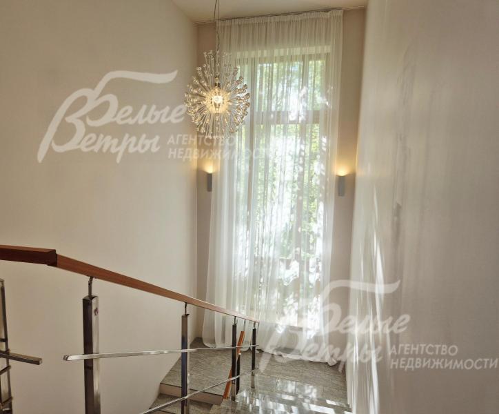 Дизайнерское освещение на лестничном марше.