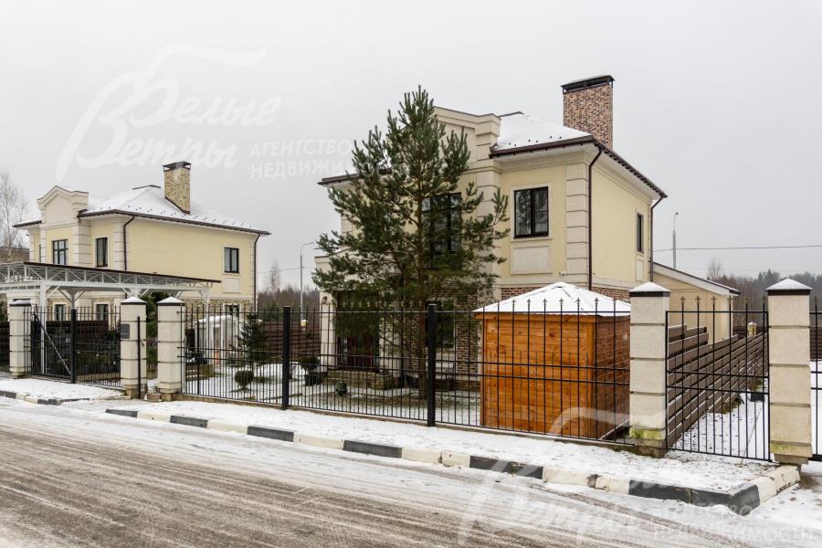 Участок расположен в середине посёлка (1‑я линия от тупиковой дороги) в тихой зоне вдали от дорожного шума.