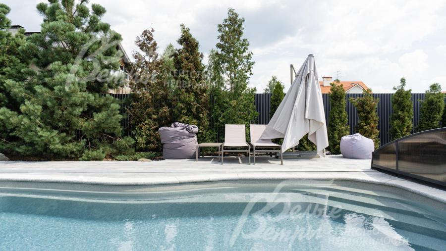 Зона отдыха у бассейна