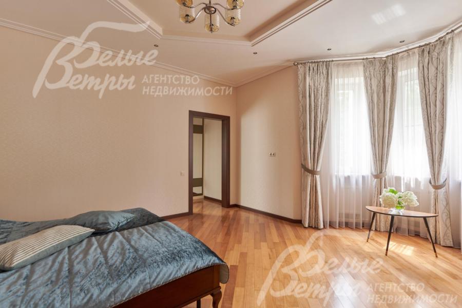 Спальня на первом этаже с красивым остеклённым эрекером