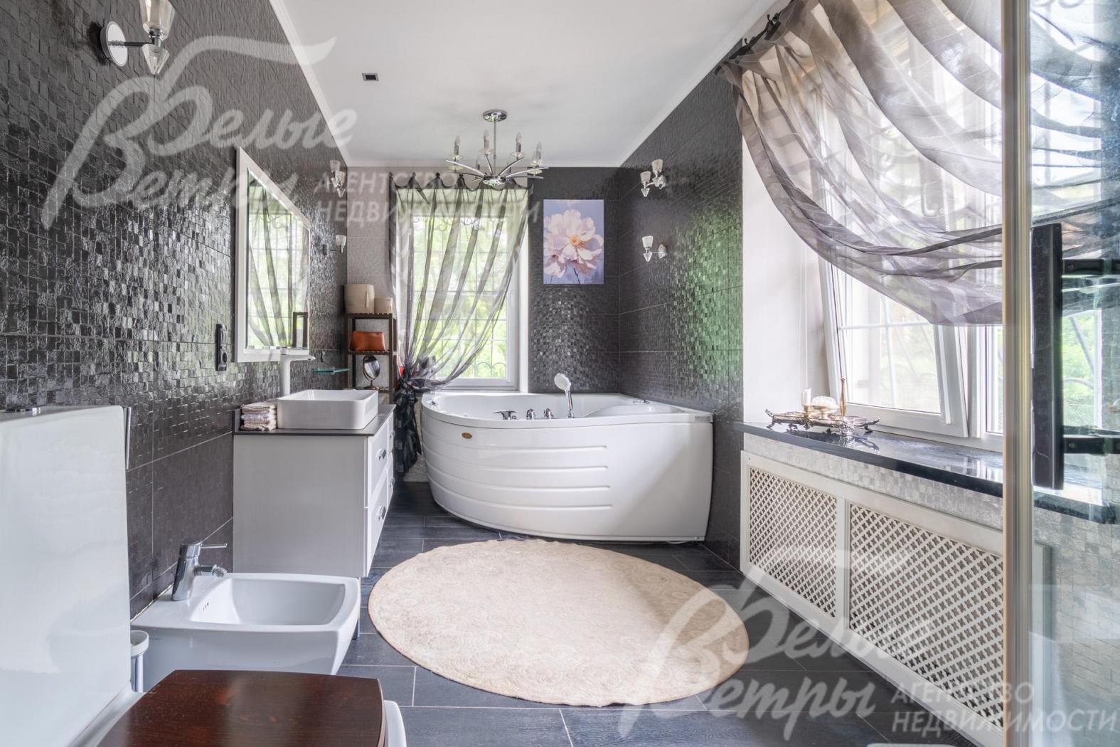 Санузел мастер-спальни с двухместной джакузи и душевой кабиной