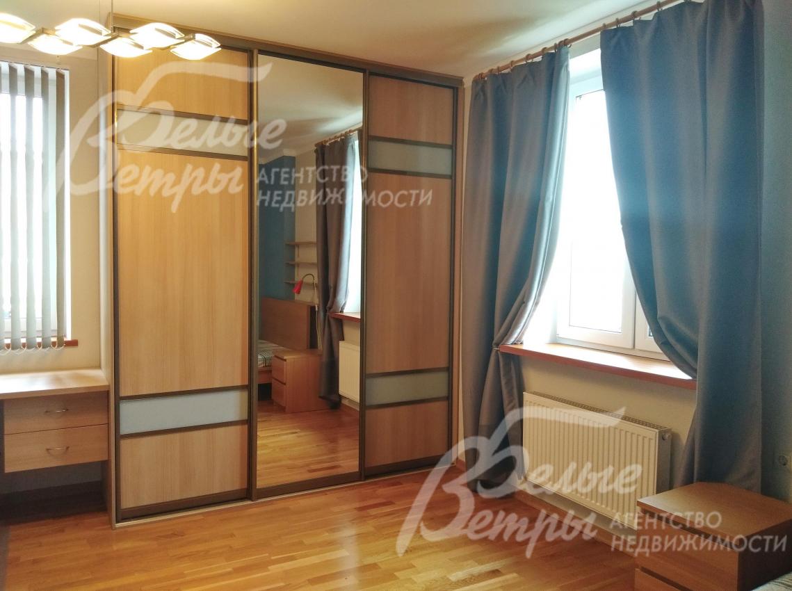 Функциональный вместительный шкаф в детской