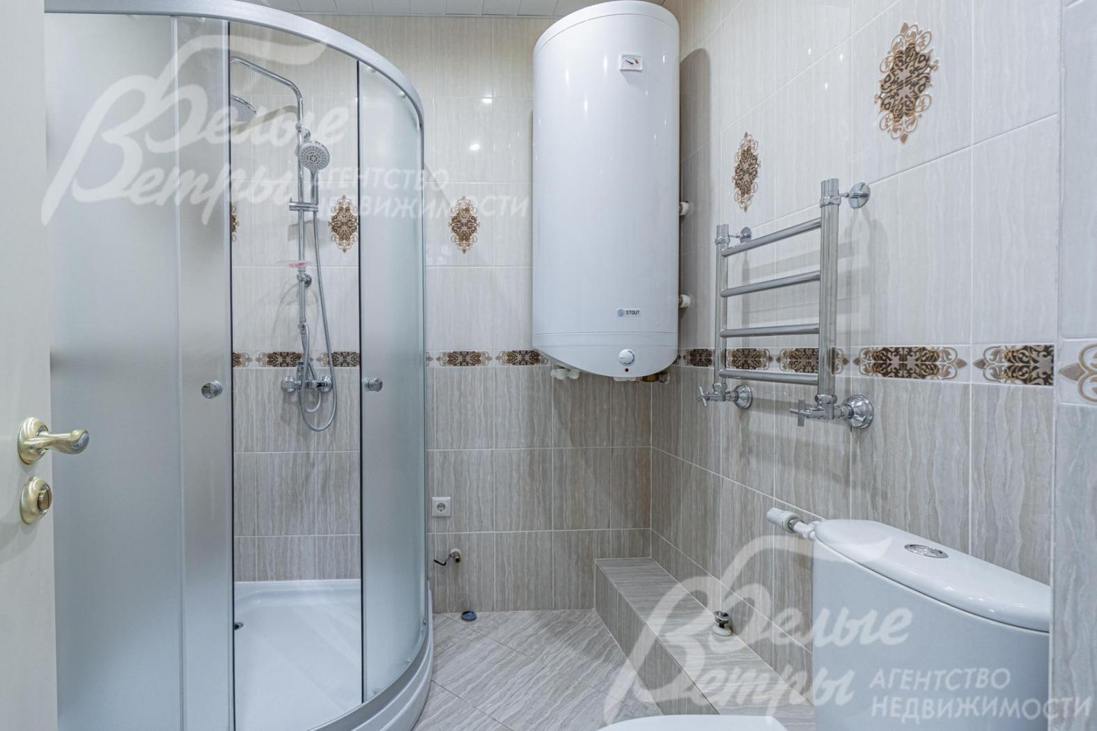 Санузел с душевой кабиной на первом этаже