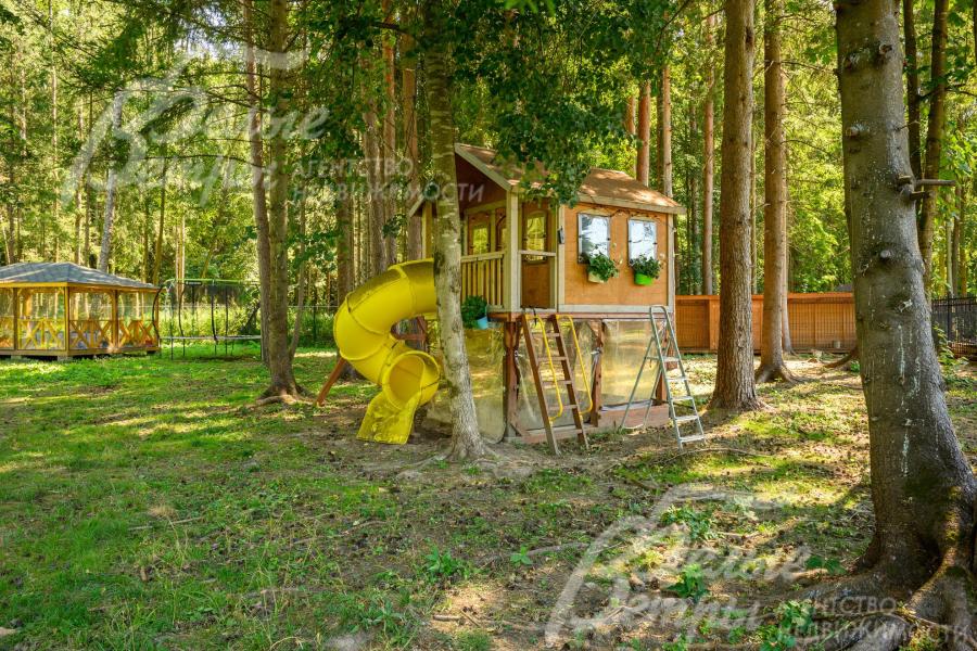В лесной зоне построена летняя деревянная беседка, а также деревянный детский домик с горкой