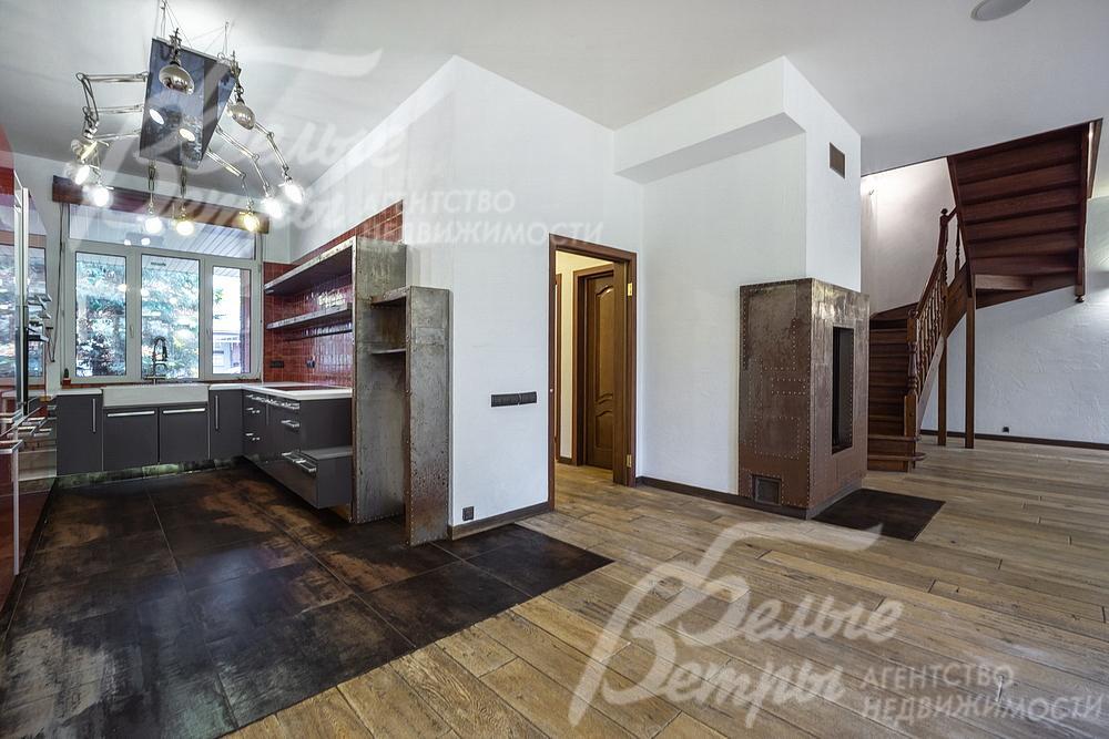 Просторная гостиная с зоной кухни