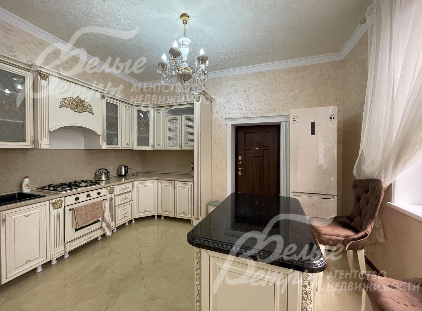 Зона кухни с островом, полностью оборудована необходимой техникой.