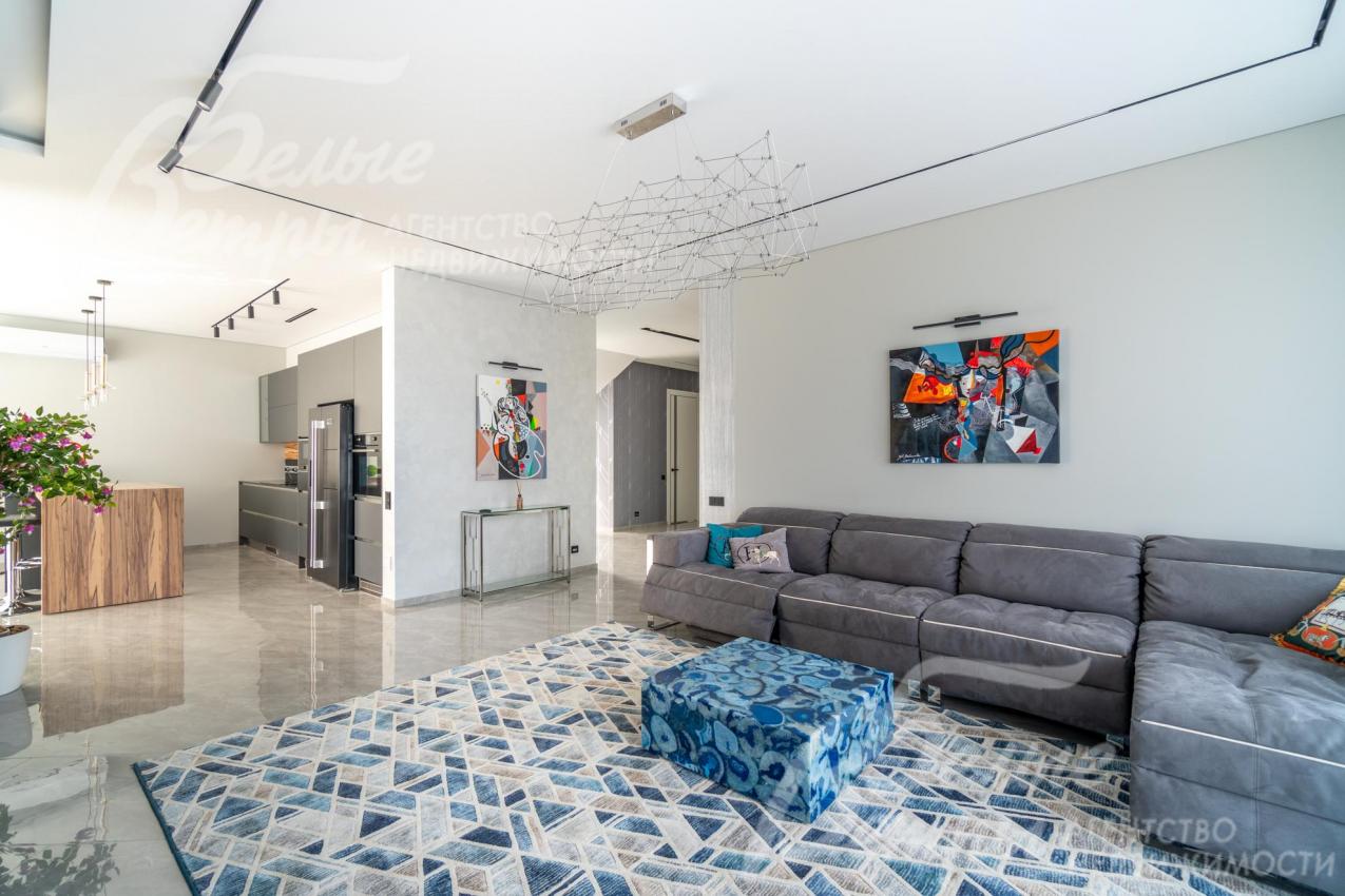 Общее пространство гостиной и кухни-столовой разделено перегородкой