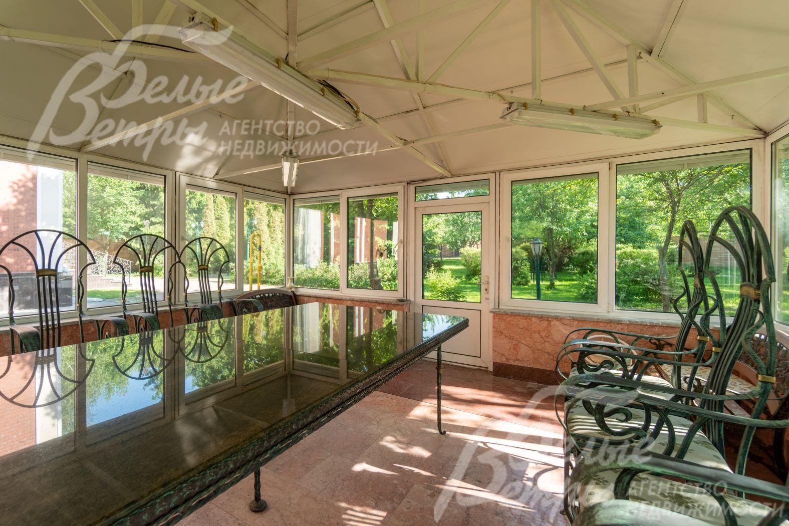 Внутри беседки отделка мрамором и гранитом