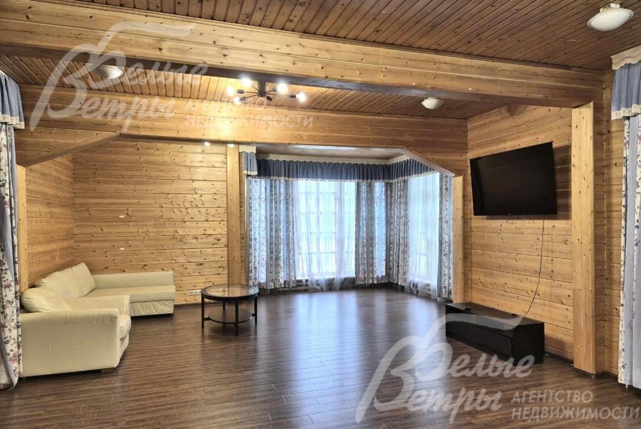 Зона гостиной с большим диваном.