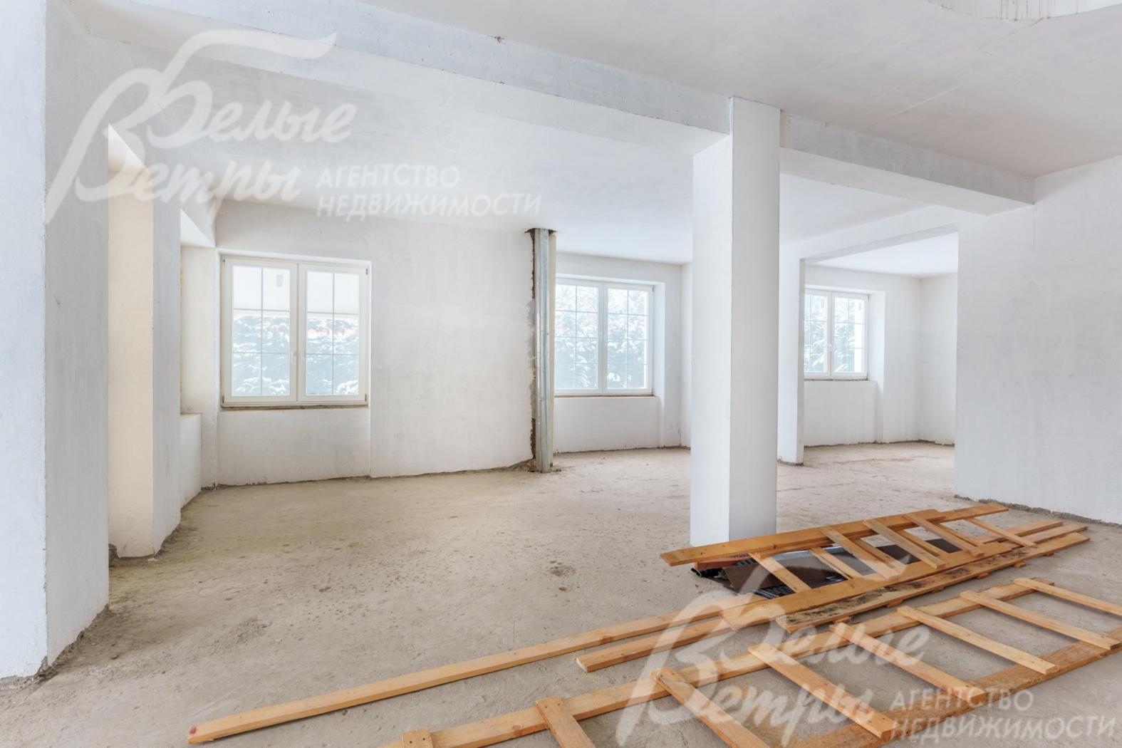 Высота потолков более 3 м