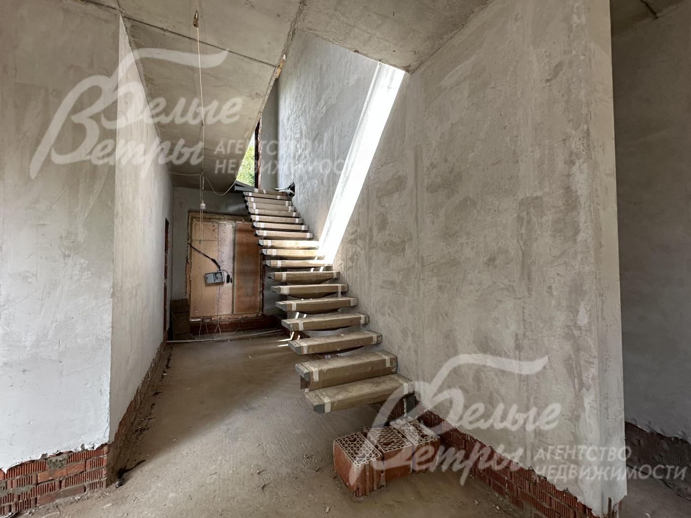 В проекте - теневой плинтус, парящие потолки и лестница, панорамный камин