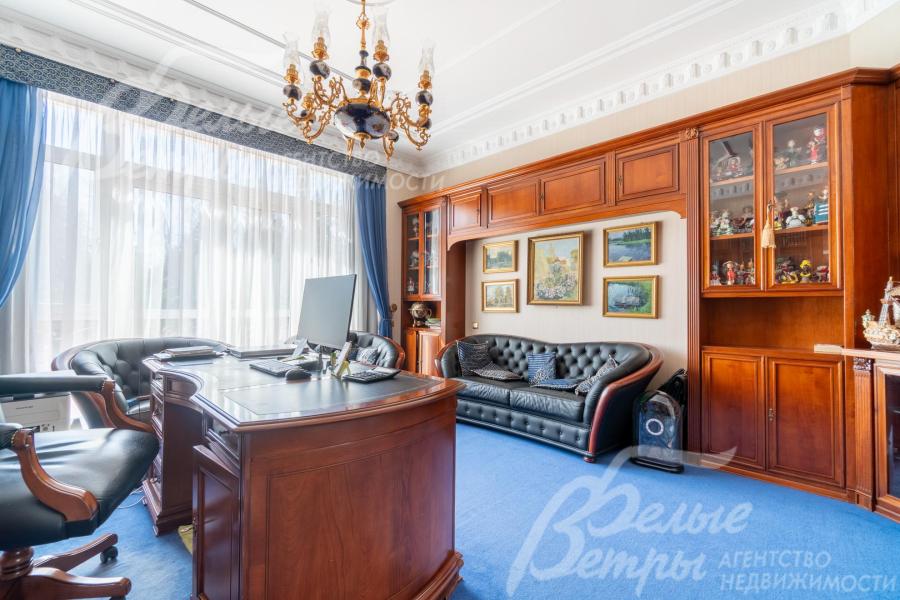 Кабинет на втором этаже: в нём размещена солидная итальянская мебель из массива дерева, также есть выход на видовой балкон