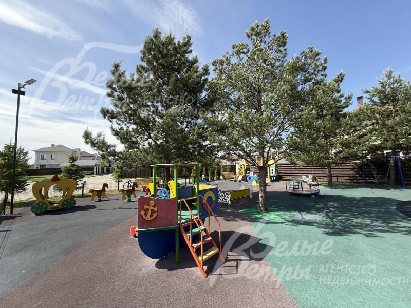 Территория детского парка с деревьями