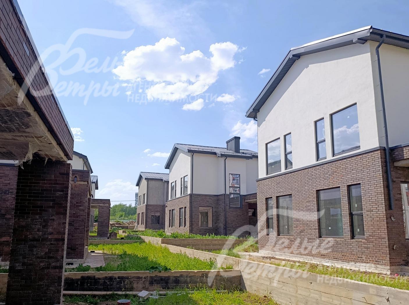 Дом расположен в закрытом охраняемом камерном коттеджном посёлке класса «комфорт», построенном в едином стиле