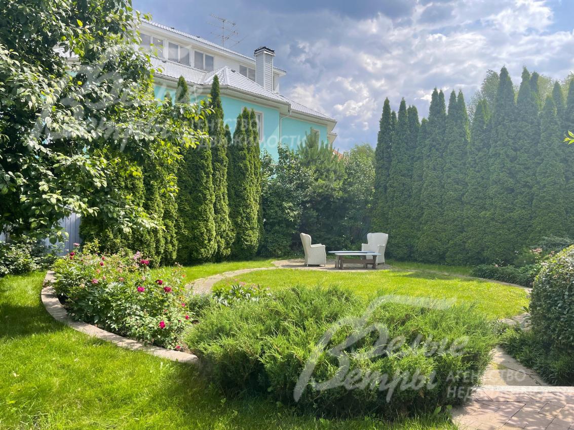 Очень ухоженный участок со множеством хвойных и лиственных деревьев.