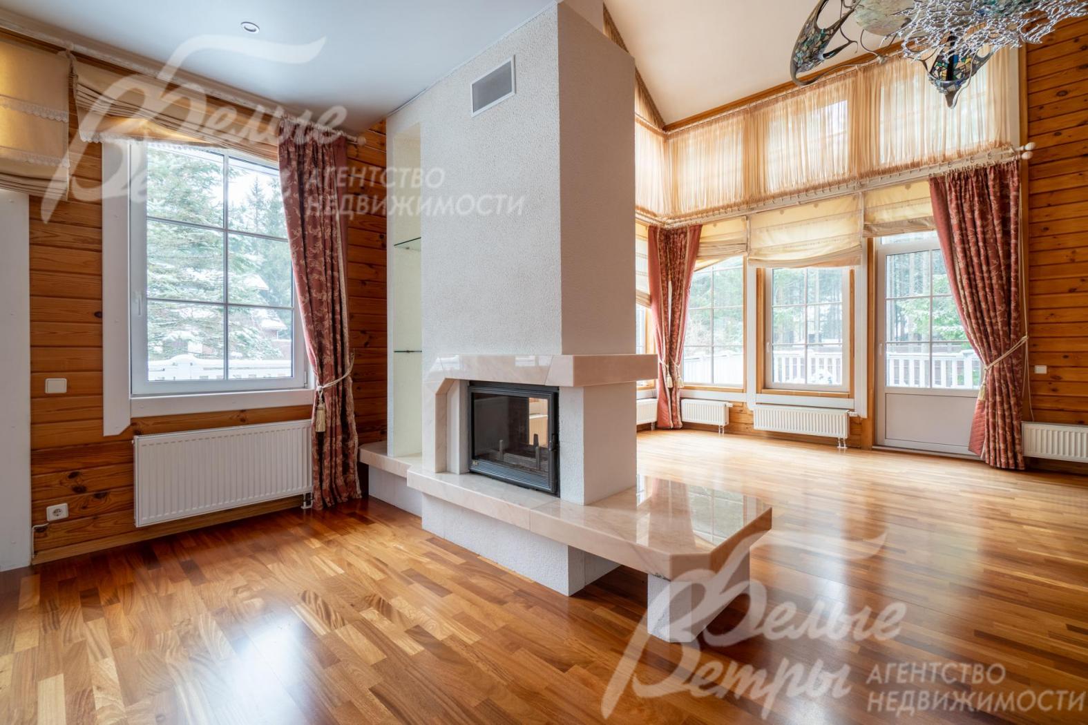 Гостиную основного дома украшает двухсторонний камин