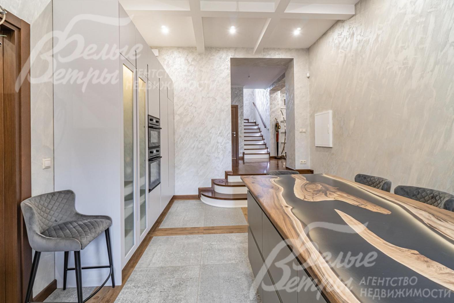 Столешница из слэба карагача с эпоксидными вставками, подсветкой и встроенной беспроводной зарядкой для телефона