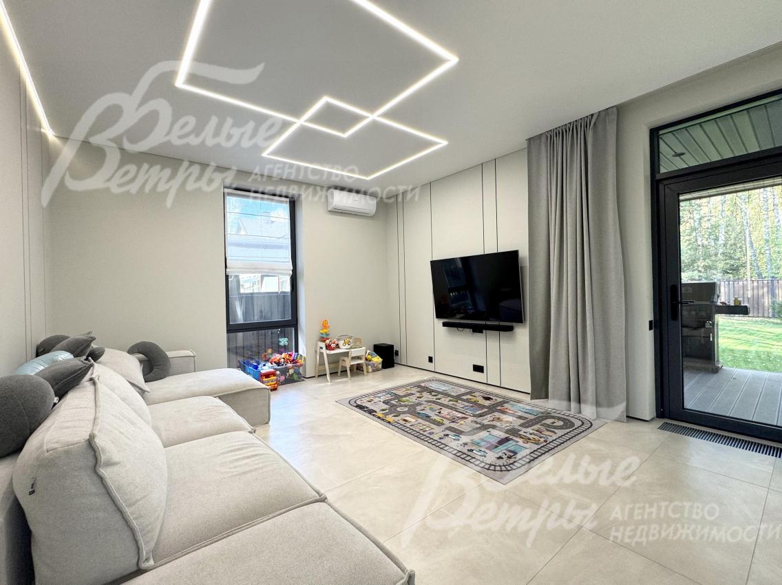 Большинство окон на 1-м этаже - панорамные, от пола до потолка