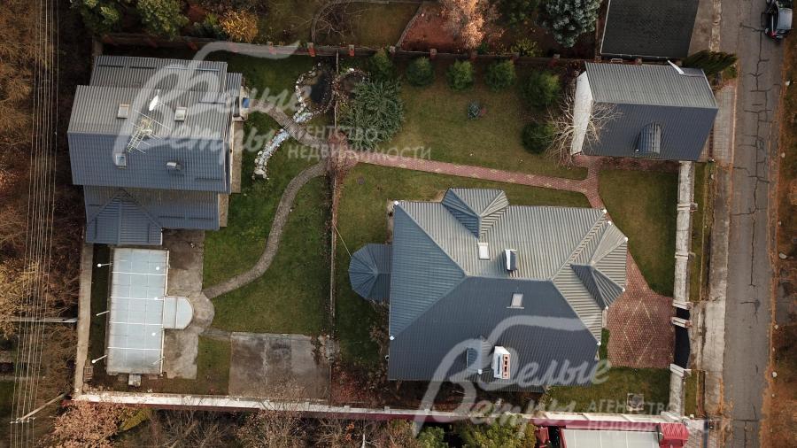 Участок ровный правильной формы находится в центре поселка и огорожен высоким забором