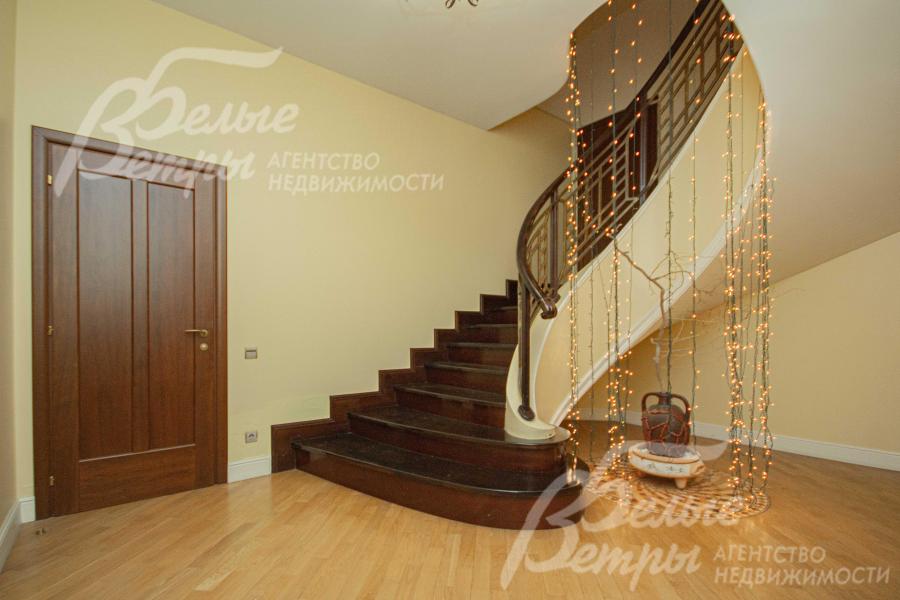 Удобная широкая лестница 