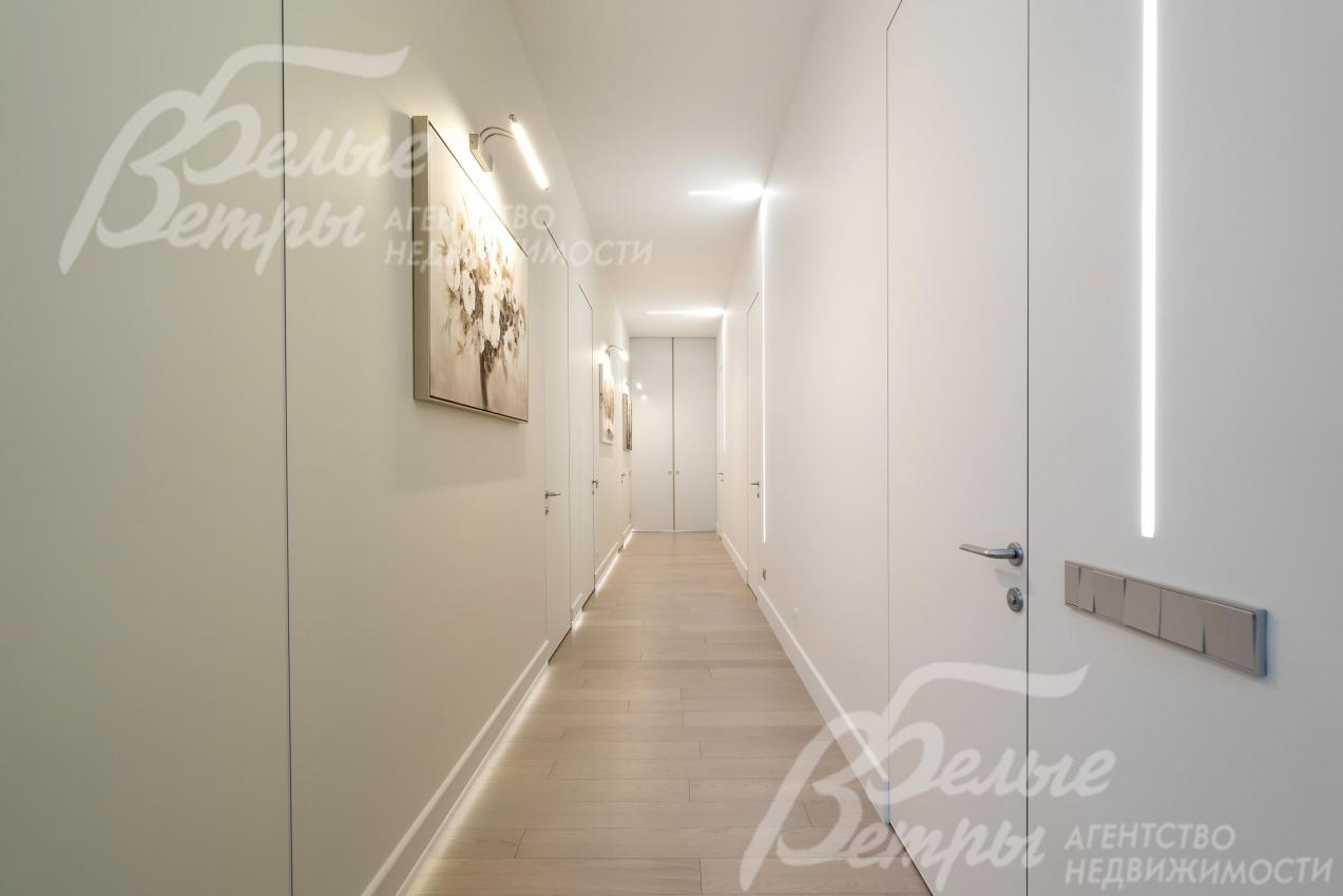 Коридор. В доме установлены двери скрытого монтажа высотой 2,6 м