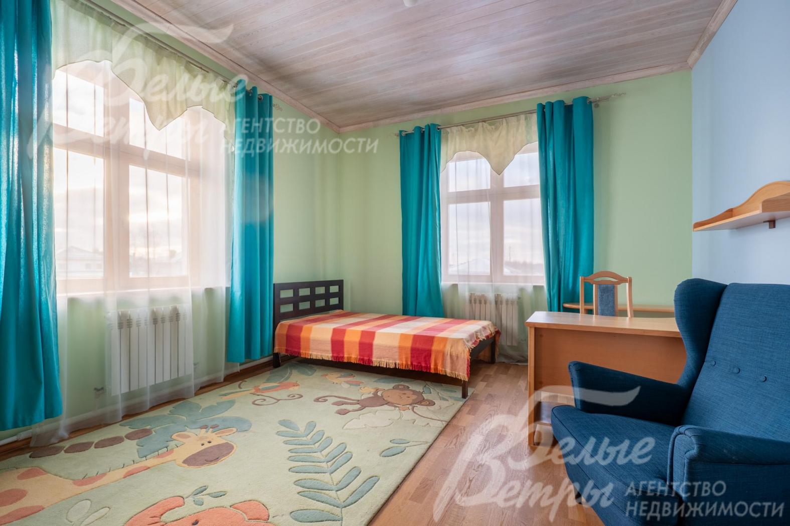 Одна из детских спален на втором этаже с рабочим местом