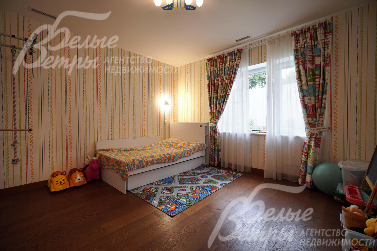 Спальня на первом этаже (детская) с игровой зоной и шведской стенкой