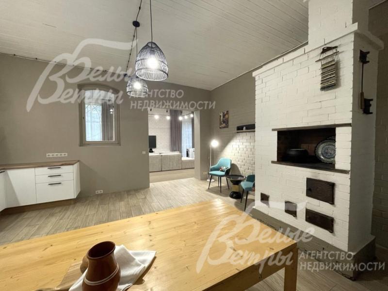 Настоящая дровяная печь в кухне