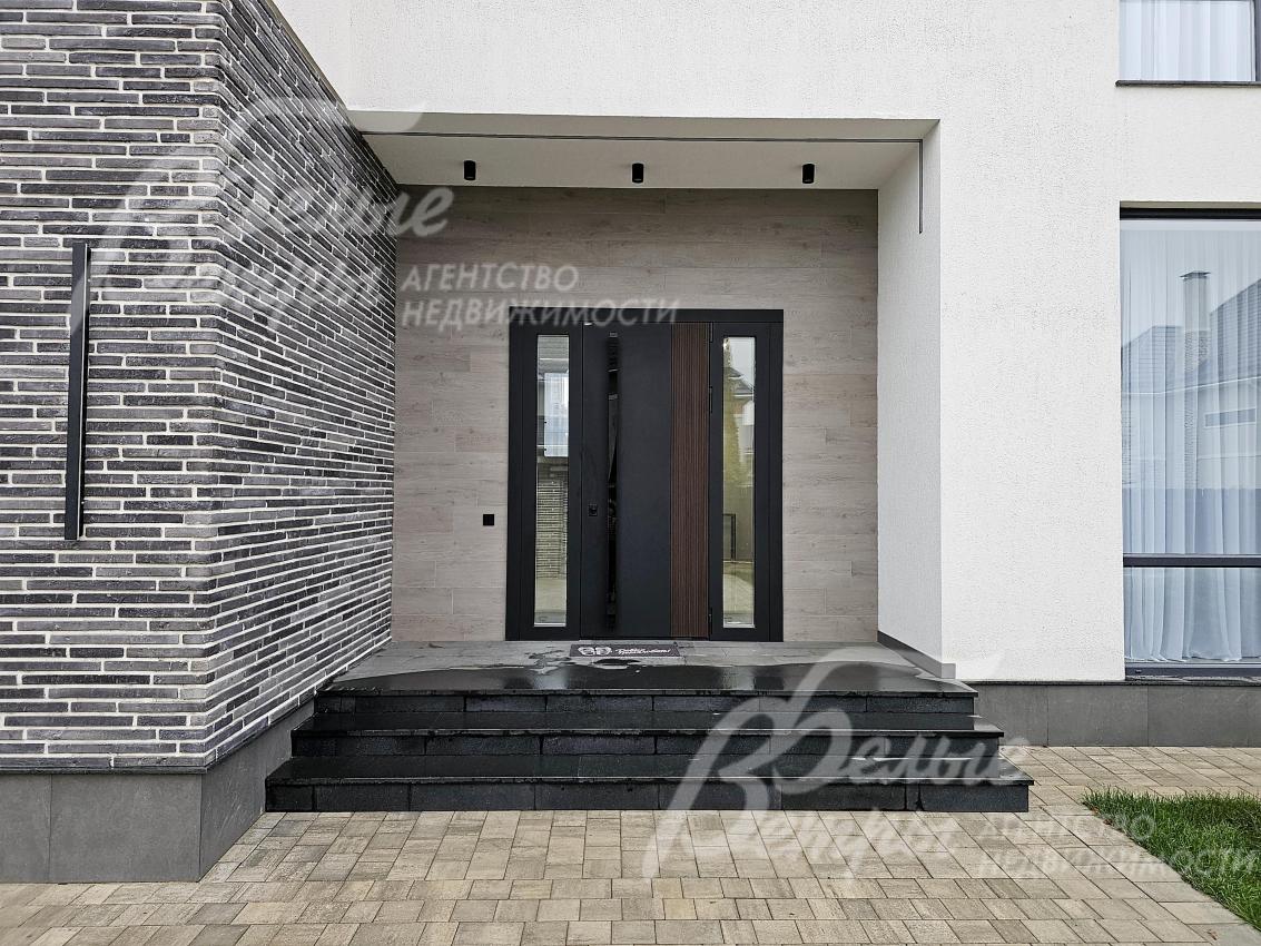 Вход в дом - через крытое крыльцо. Крыльцо отделано гранитом