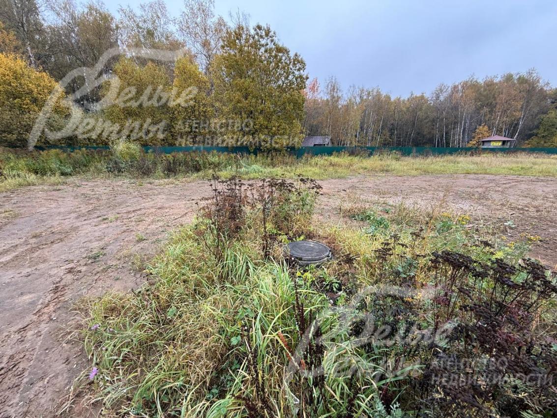 У участка престижное расположение в первой очереди посёлка: он находится на уединённой тупиковой тихой улице