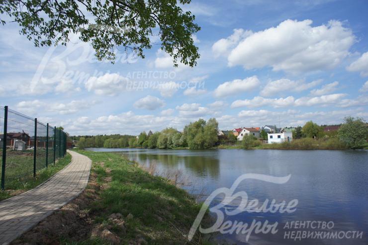 Большой природный водоем на территории поселка