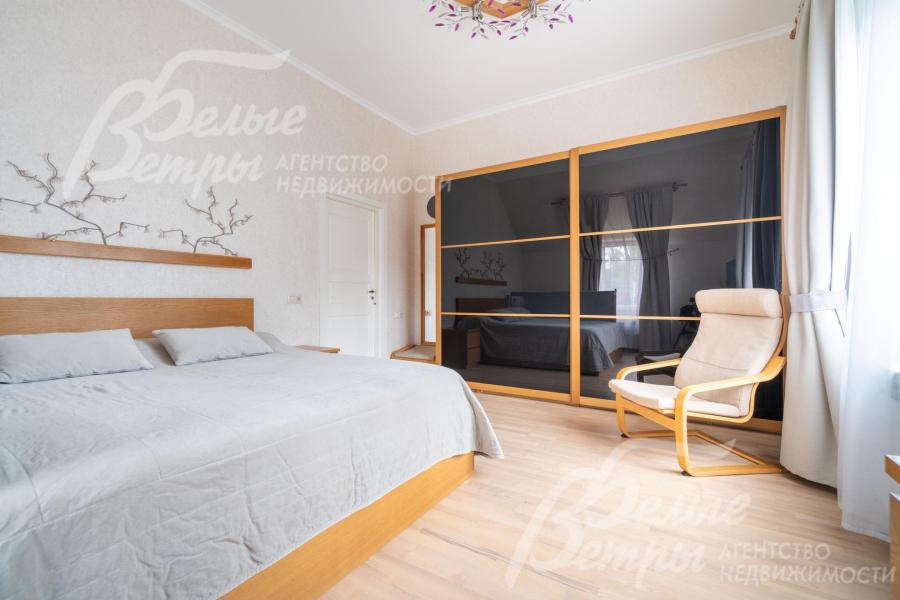 Спальня на втором этаже с вместительным шкафом и большой кроватью