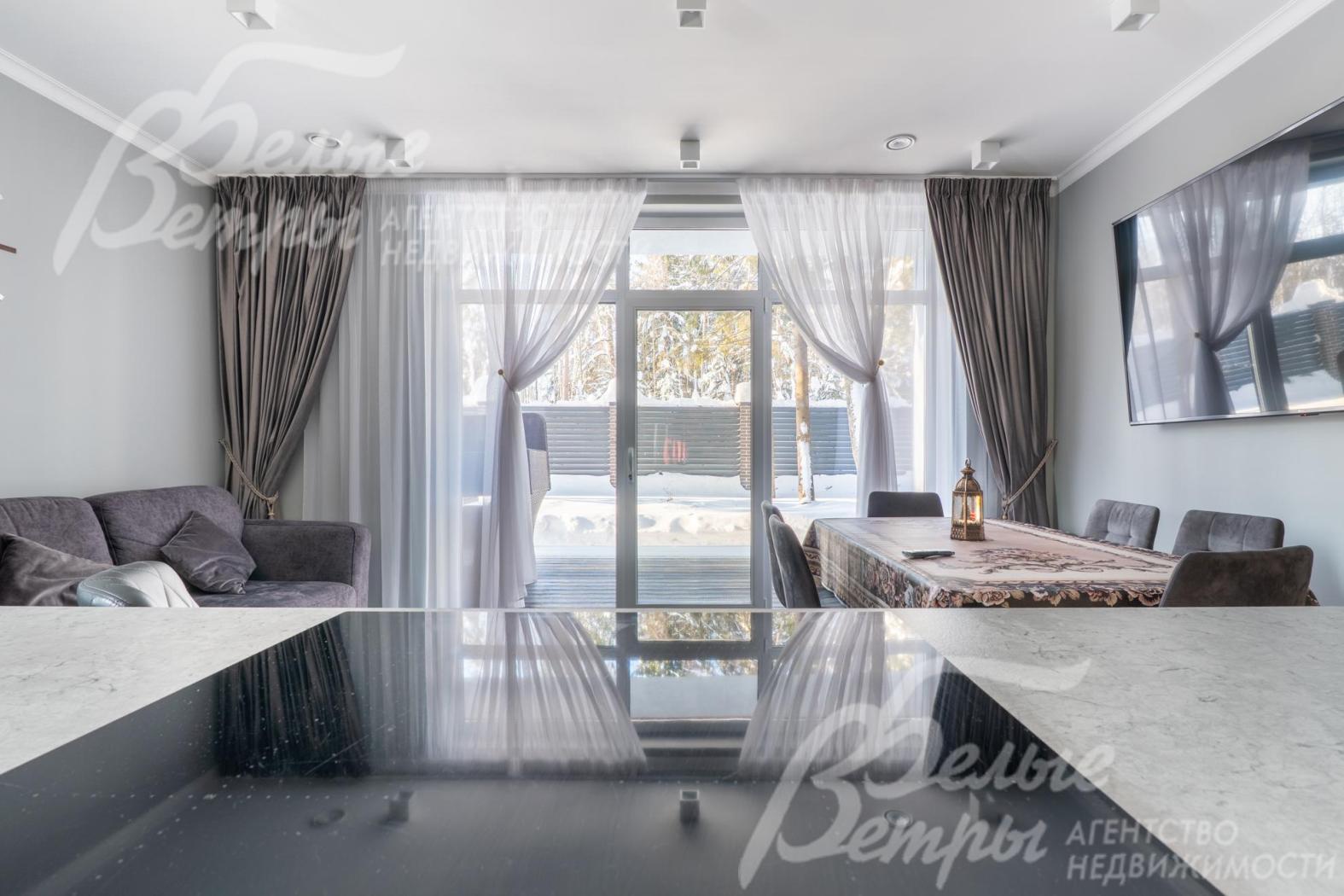 На кухне есть вся необходимая встроенная техника брендов Neff и Bosch, а также измельчитель отходов Bone Crusher, фильтр питьевой воды с обратным осмосом, встроенные холодильник и морозильник Liebherr