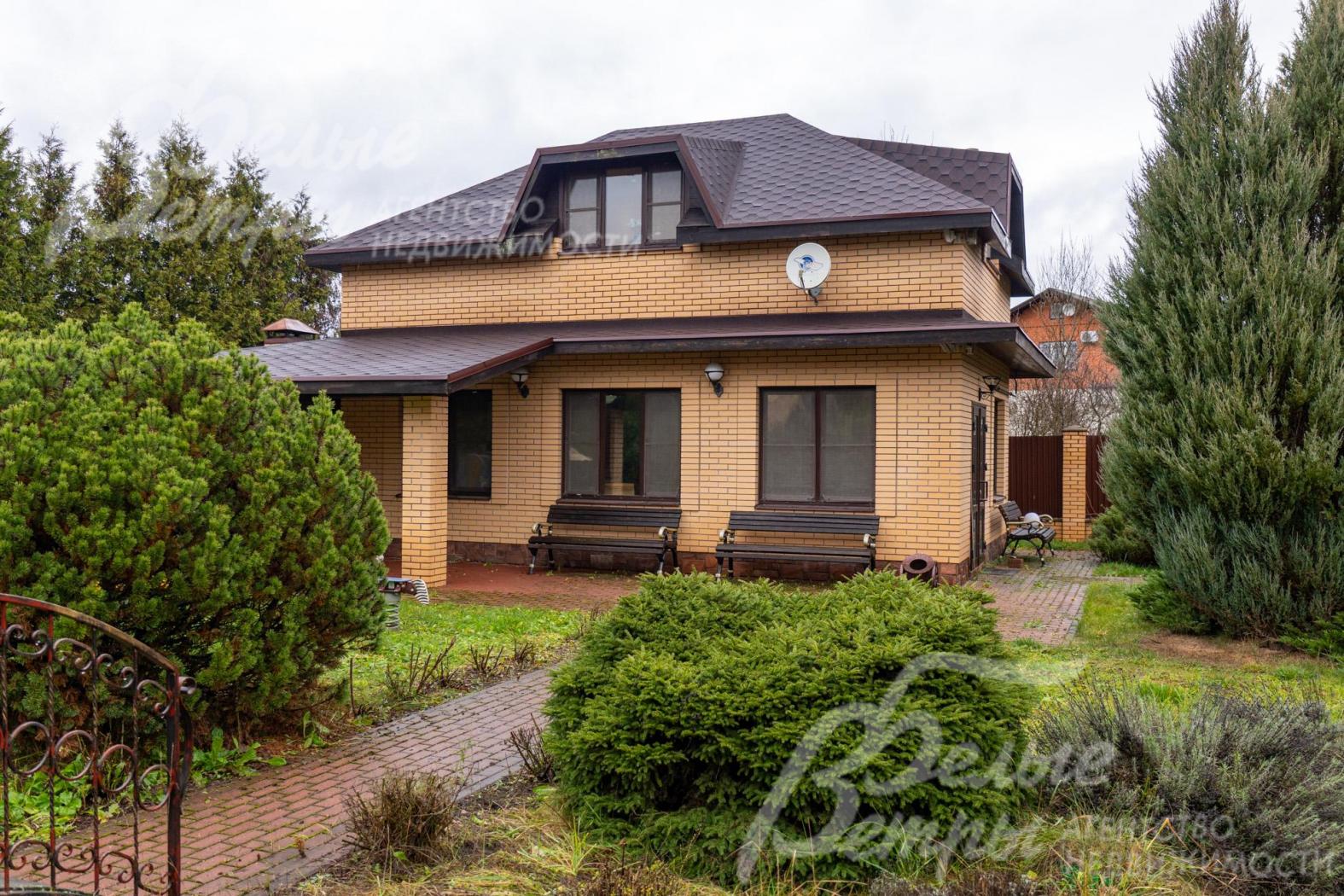 На участке организована система безопасности: видеонаблюдение с функцией сигнализации